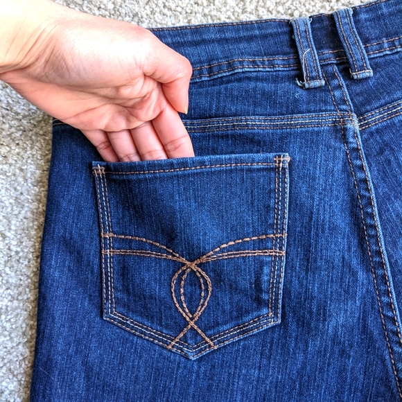 (2/$25) St John's Bay cropped blue jeans knee-length denim shorts - Picture 8 of 14